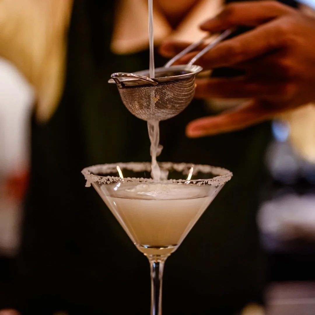 L'équipe passionnée du restaurant Perlamatta préparant des spécialités italiennes